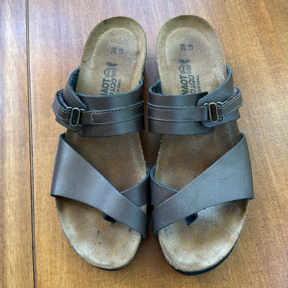 Naot sandals, size 39, bronze color.